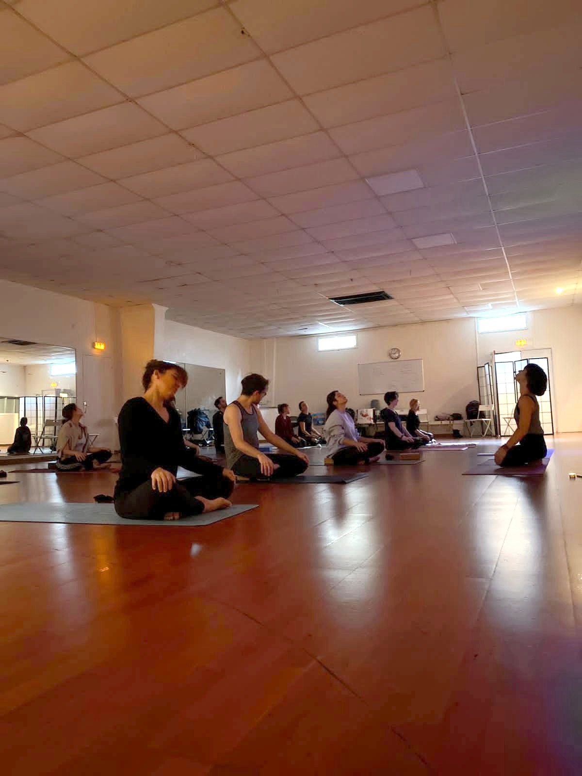 Marjorie Philibert animant un cours de yoga de la voix